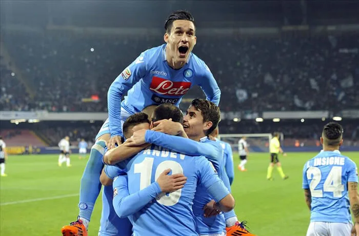 Napoli vence a Roma fora de casa e segue 100% no Italiano