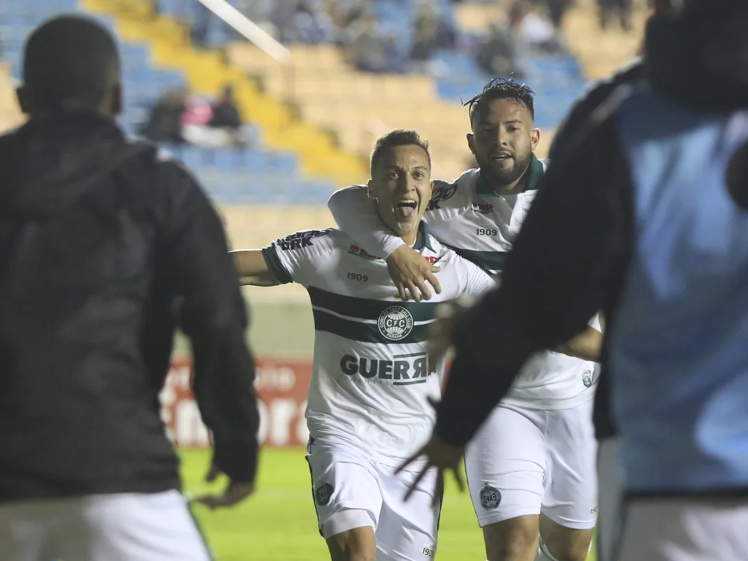 Coritiba vence Oeste e mantém perseguição ao líder Bragantino na Série B