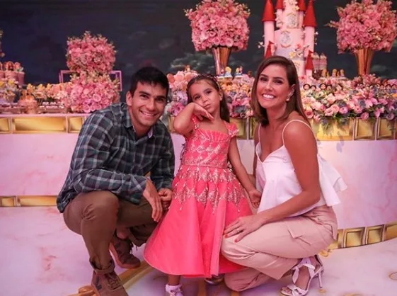 Deborah Secco faz coreografia com a filha, Maria Flor