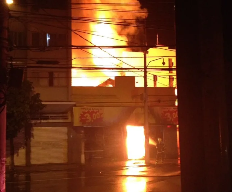 Imagens mostram momento em que incêndio destruiu loja no centro de Cachoeiro. Veja vídeo!