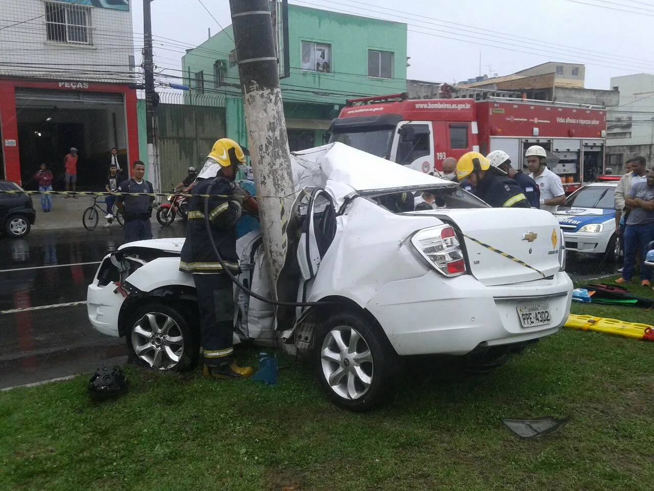 Carro fica completamente destruído após atingir poste na Lindenberg em Vila Velha