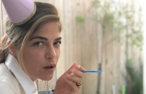 'Vivendo um milagre', Selma Blair comemora dois anos de sobriedade