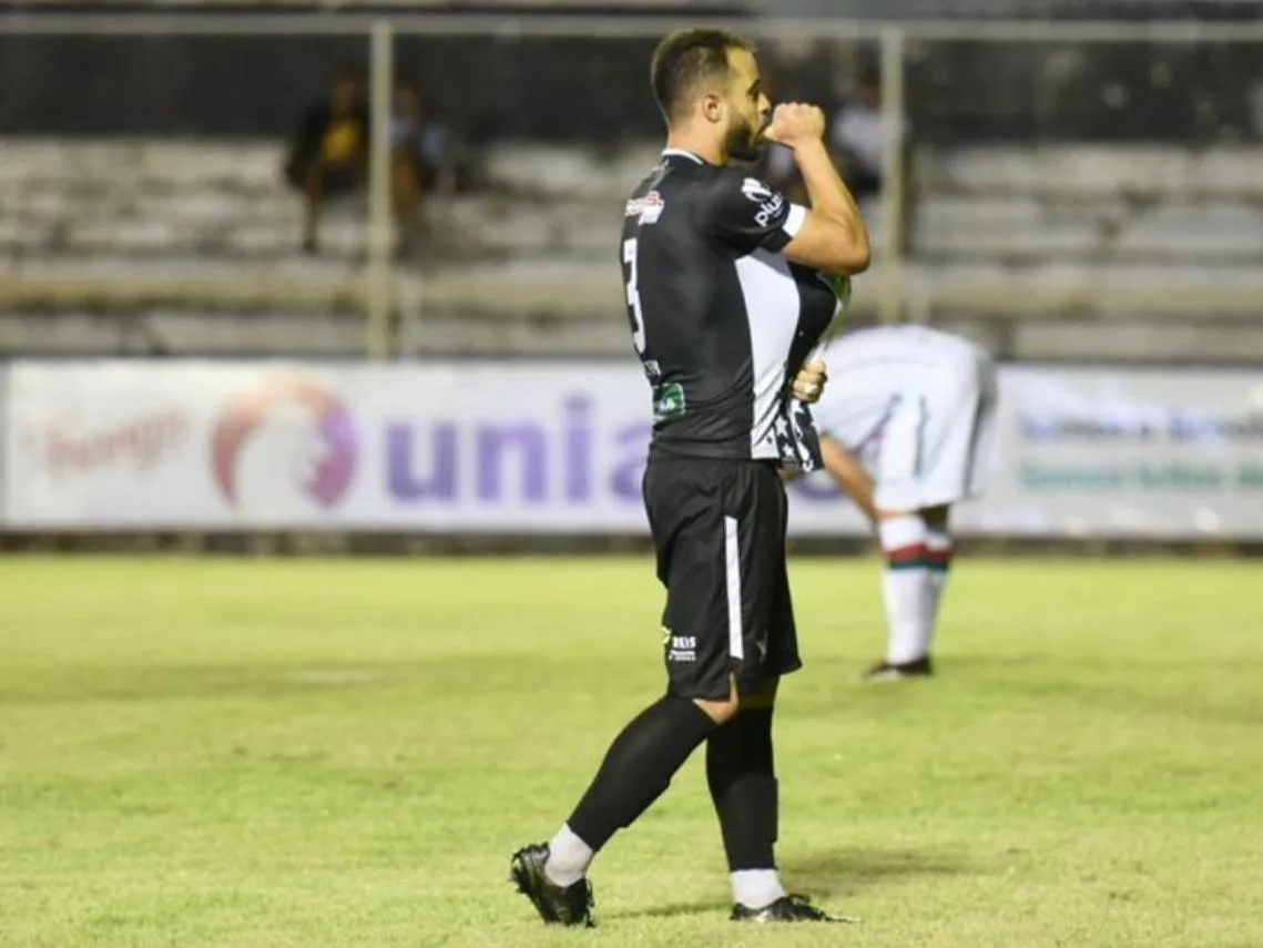 Focado: nem a gravidez da esposa tira zagueiro do Estrela dos trabalhos