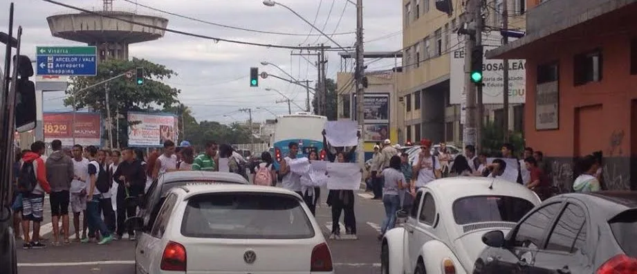 Atenção, motorista! Estudantes protestam e fecham a rodovia ES-010 na Serra