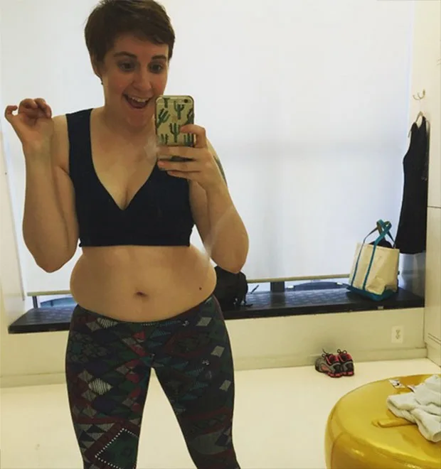 Lena Dunham deixa vergonha de lado e compartilha selfie com roupa de ginástica