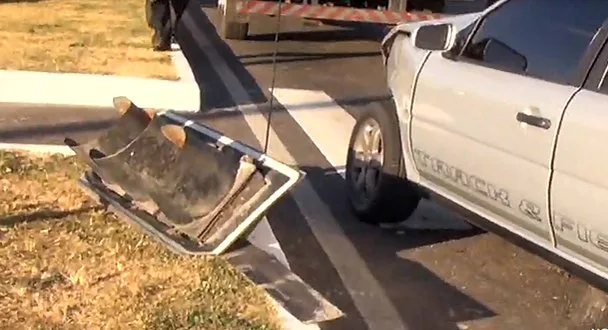 Duas pessoas são arremessadas de carro de luxo após grave acidente em Vitória