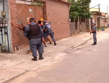 Polícia ocupa bairro Santa Rita e prende quatro suspeitos após tiroteio com um morto e quatro feridos