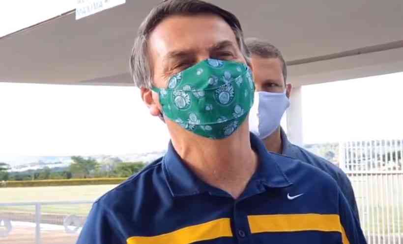 Bolsonaro fala com apoiadores, mas também escuta vaias, panelaço e xingamentos