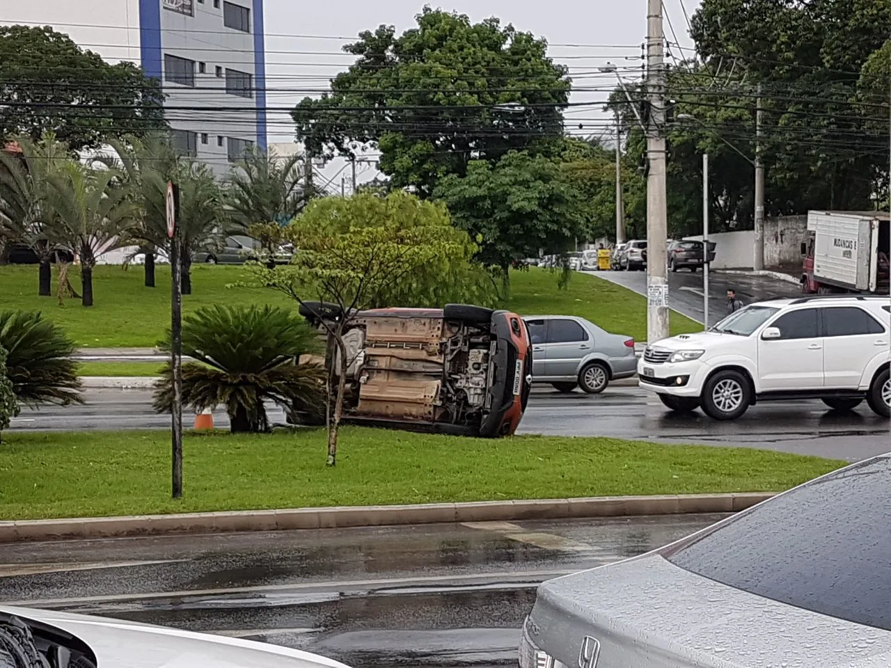 Carro capota e agentes não encontram motorista na Serra