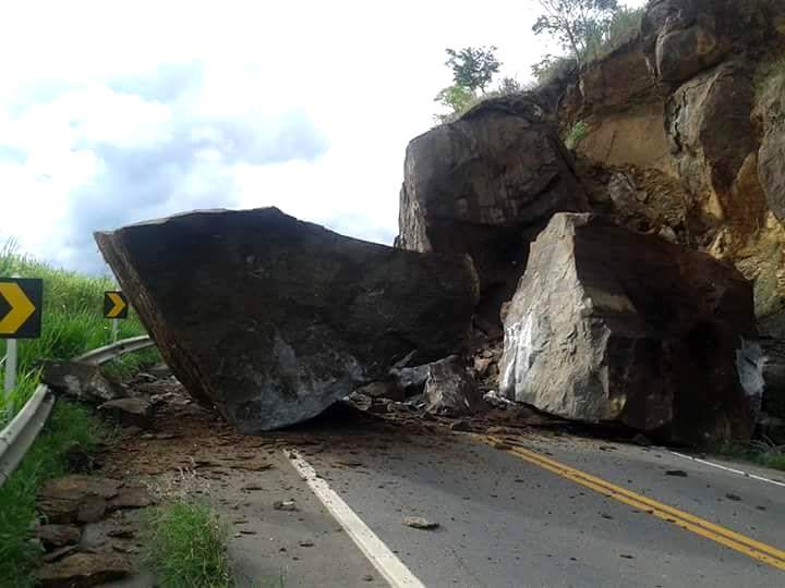 Pedras que interditam BR-259 só devem ser retiradas no final do mês, diz DNIT