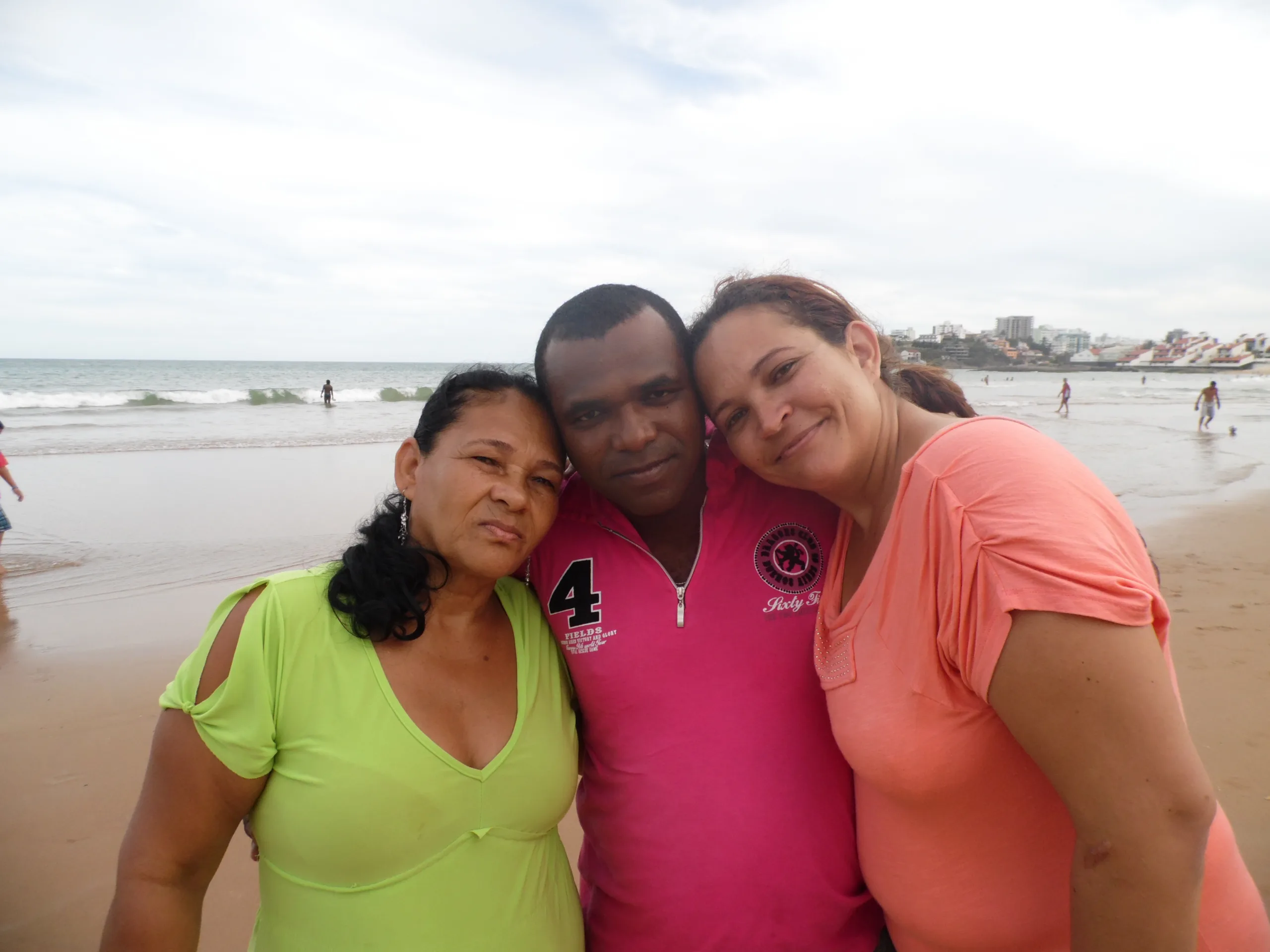 Rapaz reencontra mãe e irmã após 27 anos de afastamento em Guarapari