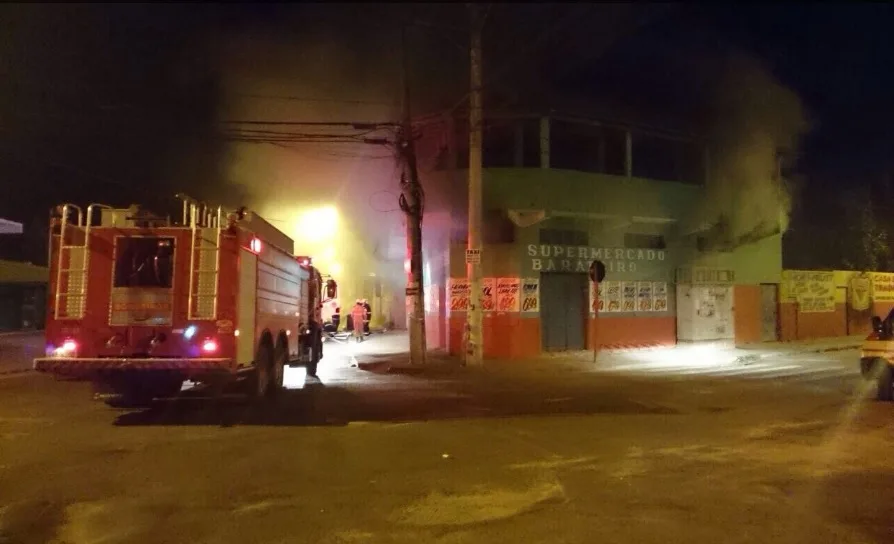 Incêndio destrói supermercado em Riviera da Barra, Vila Velha