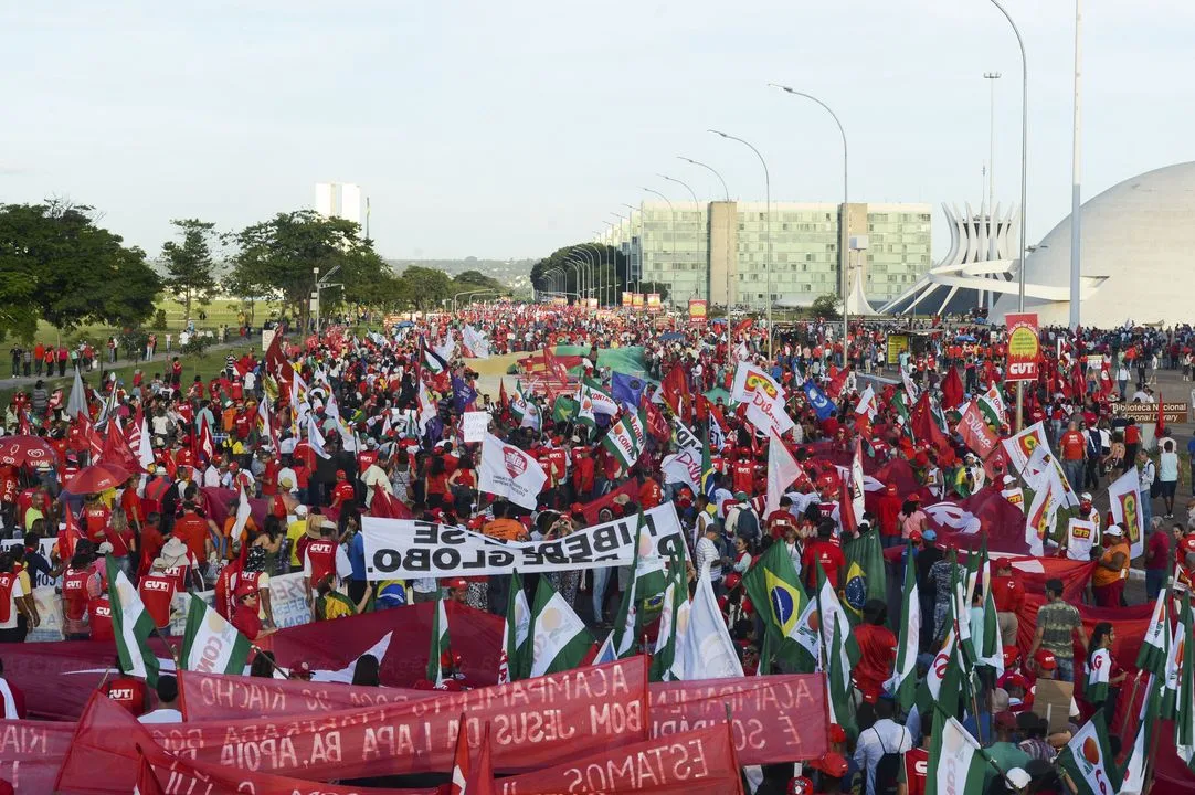 Brasília – Entidades sindicais, movimentos sociais e partidos políticos participam do Dia da Jornada Nacional pela Democracia e contra o impeachment(Wilson Dias/Agência Brasil)