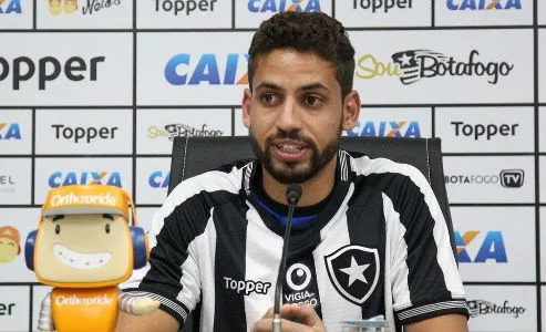 Gabriel exalta Zé Ricardo e grupo do Botafogo por bom momento defensivo