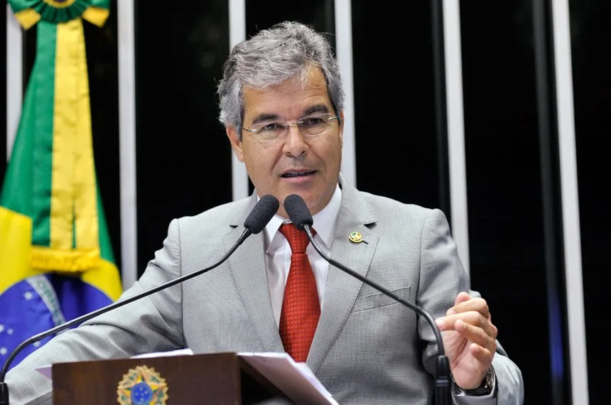 Após afastamento de Renan, petista assume presidência do Senado