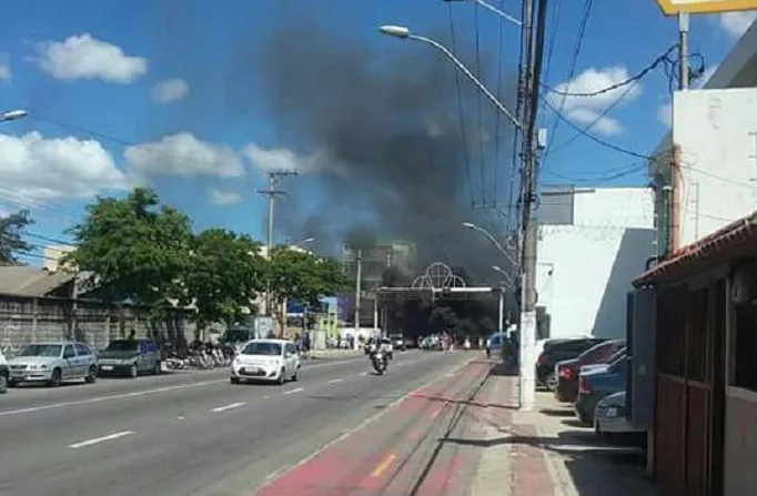 Manifestação interdita trânsito na Rodovia Carlos Lindenberg em Vila Velha