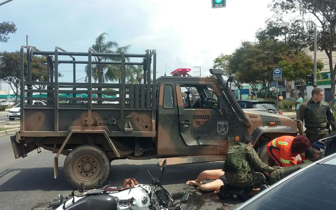 Casal fica ferido após bater de moto em caminhão das Forças Armadas na Reta do Aeroporto