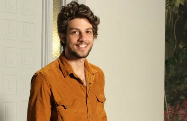 Chay Suede revela detalhes de seu personagem em Novo Mundo e se derrete ao falar de casamento com Laura Neiva