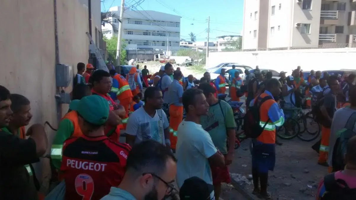 Garis protestam em frente à prefeitura de Vila Velha contra demissões