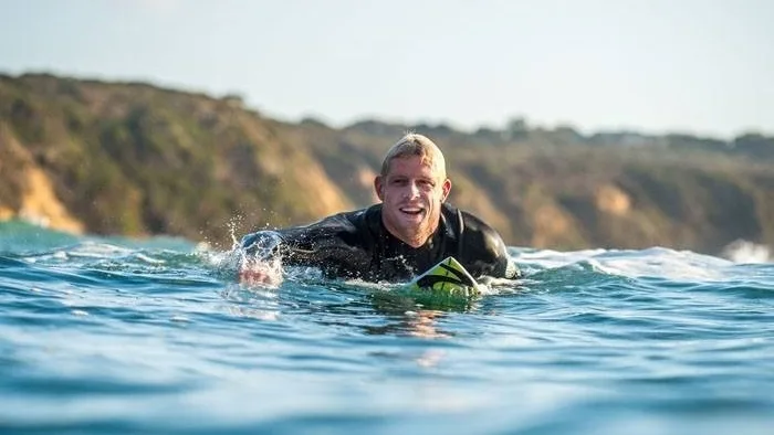 Mick Fanning é supreendido por tubarão após exatos dois anos do ataque sofrido em Jeffreys Bay