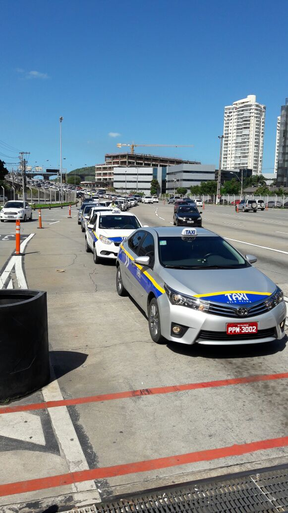 Taxistas reagem à regulamentação do Uber e fazem protestos na capital capixaba