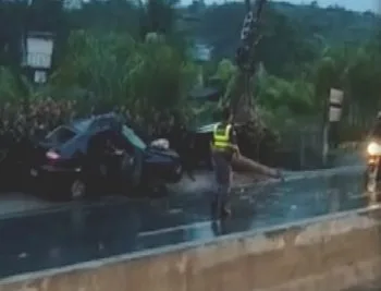 Dois feridos e um morto após carro bater em poste na Serra