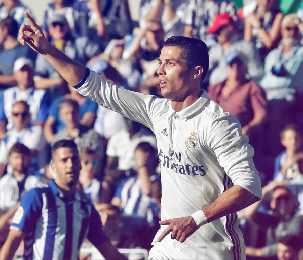 Cristiano Ronaldo desencanta, faz três, e Real Madrid goleia o Alavés