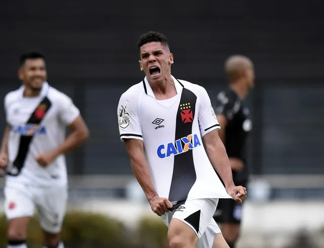 Paulinho sofre luxação no cotovelo e desfalca Vasco na final do Carioca