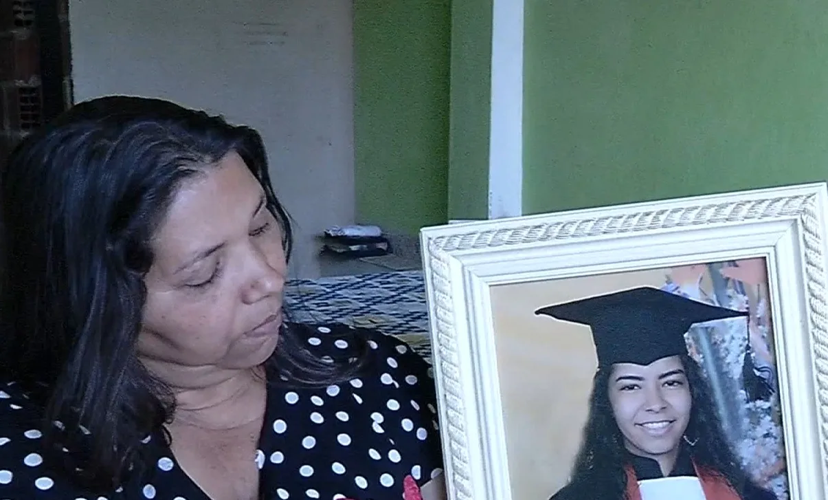 "Por que fizeram isso com ela?", diz mãe de jovem morta a facadas em Viana