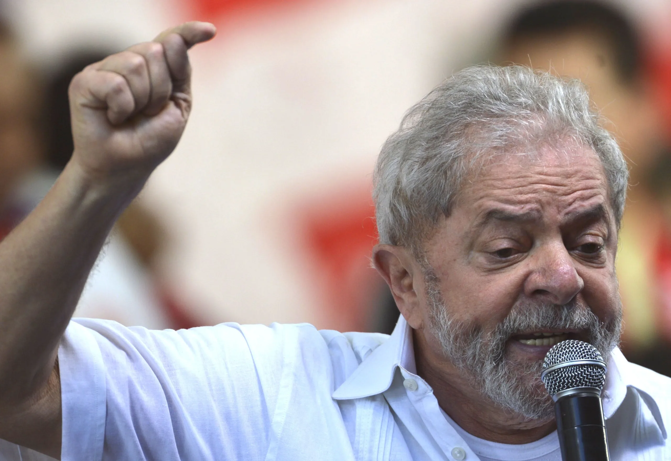 Lula discursa durante manifestação contrária ao impeachment