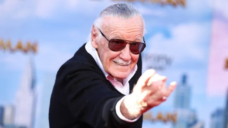 Filha de Stan Lee processa ex-empresário do pai por roubo e abuso de idosos