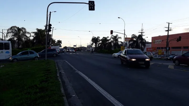 Mulher é atropelada por caminhão baú na BR-101, na Serra