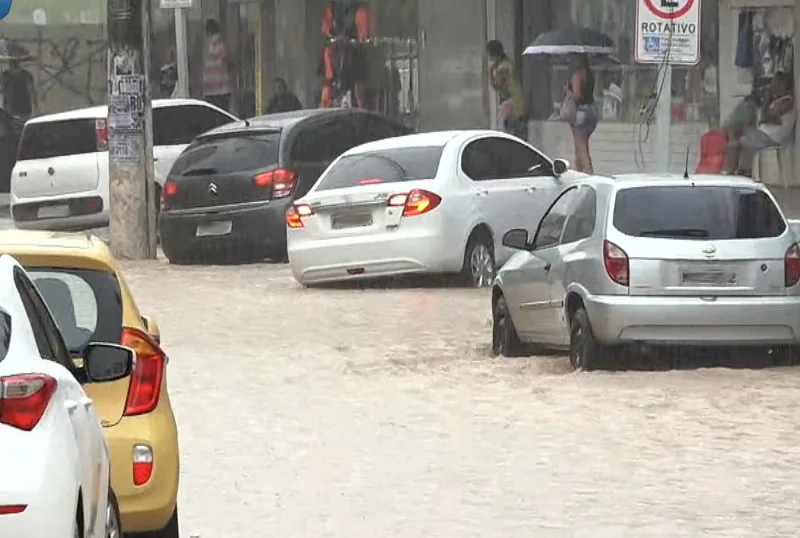 Chuva atinge o ES e ruas ficam alagadas na Grande Vitória