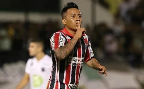 Cueva avisa que não forçará cartão amarelo na seleção do Peru para jogar clássico