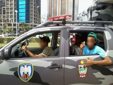 Trio 'tira onda' em viatura do BME em Vitória e publica foto no Facebook