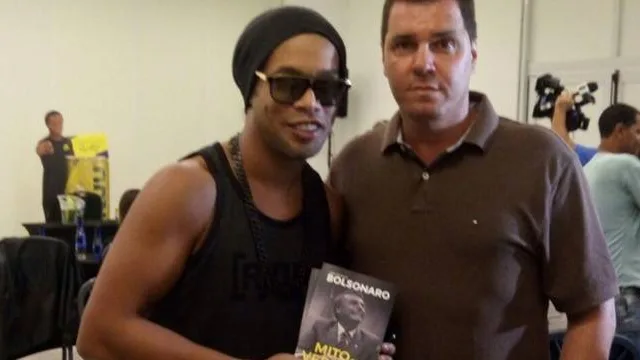 Ronaldinho Gaúcho vai disputar o Senado pelo partido de Bolsonaro em 2018, diz colunista