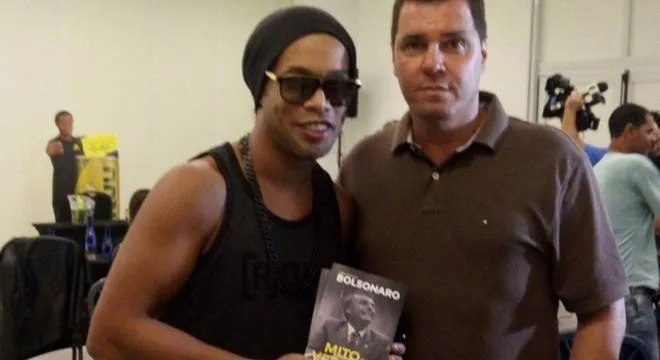 Ronaldinho Gaúcho vai disputar o Senado pelo partido de Bolsonaro em 2018, diz colunista