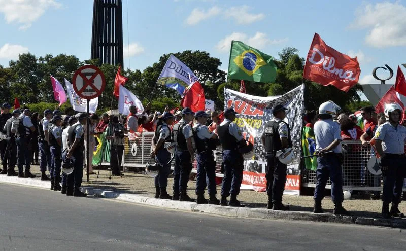 Brasília – Manifestantes se reúnem em frente ao Palácio do Planalto em ato a favor do governo Dilma e a posse do ex-presidente Lula como ministro chefe da Casa Civil (Antonio Cruz/Agência Brasil)