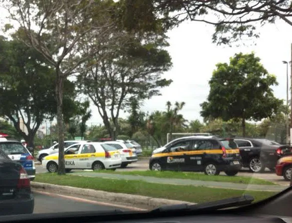 Instrutores de autoescolas protestam e deixam o trânsito lento em Vitória