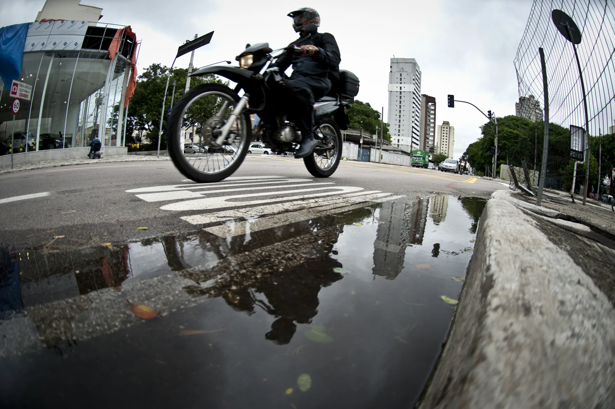 SÃO PAULO, SP, BRASIL, 17-12-2012, 16h00: Um dos indicadores mais preocupantes sobre o trânsito de São Paulo, o de mortes de motociclistas, está fechando o ano com a primeira queda no número de casos desde 2008. A redução é de 16,2%, de 395 para 331 mortes – na comparação entre os meses de janeiro e […]