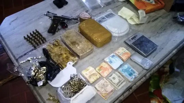 Quatro pessoas da mesma família são detidas e laboratório de drogas é fechado em Guarapari