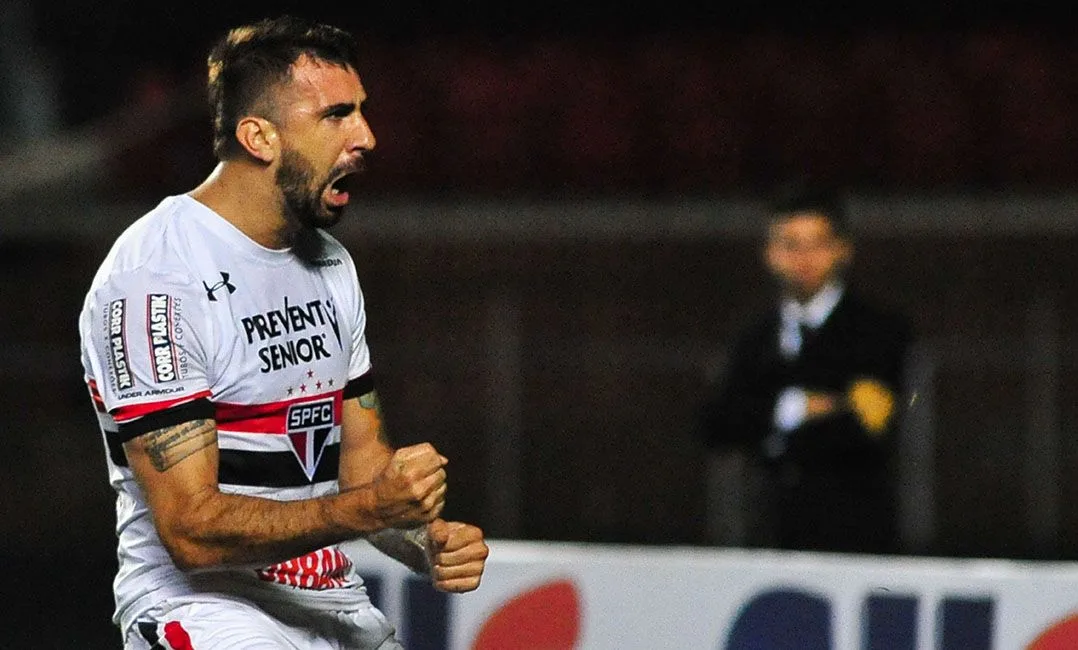 SP – SPFC/SAOBENTO – ESPORTES – Lucas Pratto do SPFC comemora gol durante o jogo entre São Paulo FC x São Bento realizado no Estádio Cicero Pompeu de Toledo, o Morumbi, na zona Sul de São Pauloi A partida é válida pela 5ª rodada do Paulistão 2017. 21/02/2017 – Foto: MAURíCIO RUMMENS/FOTOARENA/FOTOARENA/ESTADÃO CONTEÚDO