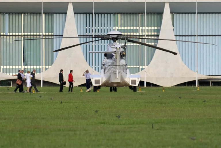 Dilma corta até salário, mas não o helicóptero