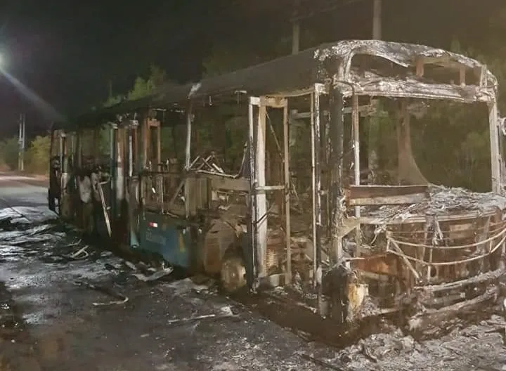 Criminosos ateiam fogo em ônibus na Serra e deixam bilhete com ameaça