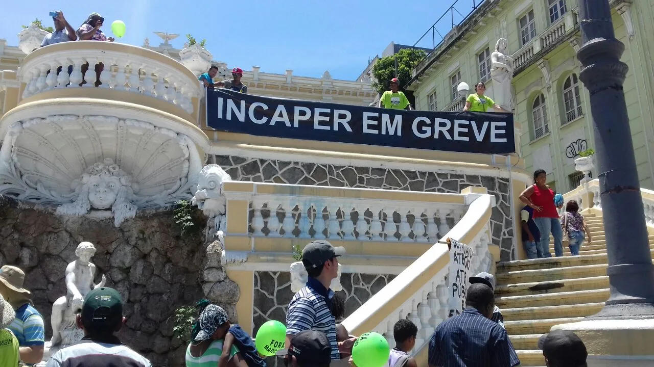 Manifestantes protestam no Centro de Vitória e trânsito fica complicado