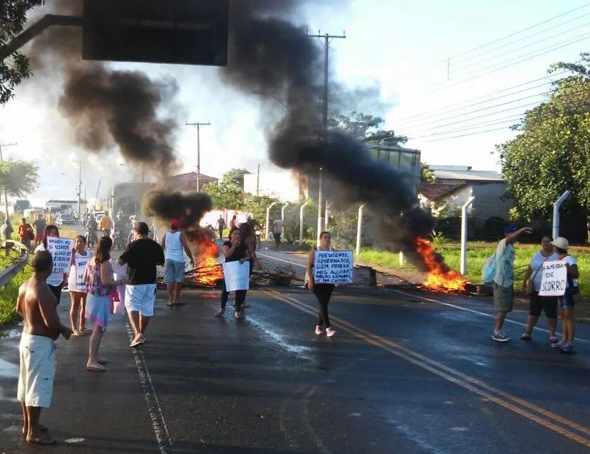 Protesto de moradores interdita ES 010 nesta terça-feira na Serra