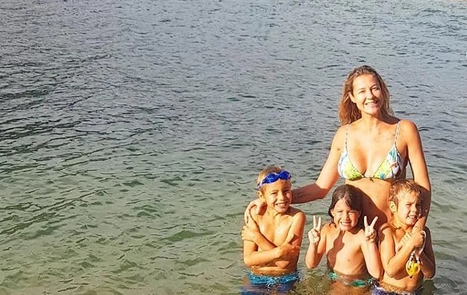 Luana Piovani comemora aniversário dos filhos gêmeos com foto amamentando