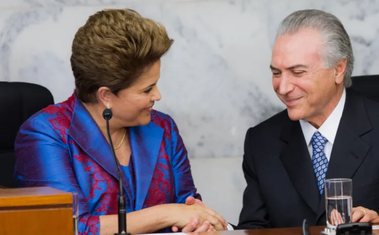 DF – DIPLOMAÇÃO/DILMA – POLÍTICA – A presidente eleita Dilma Rousseff (PT) é cumprimentada pelo seu vice Michel Temer (PMDB), durante a cerimônia de diplomação dos dois no plenário do TSE, em Brasília, nesta sexta-feira. Dilma recebeu do ministro Ricardo Lewandowski, presidente do Tribunal Superior Eleitoral (TSE), Ricardo Lewandowski, o diploma para exercer o mandato […]