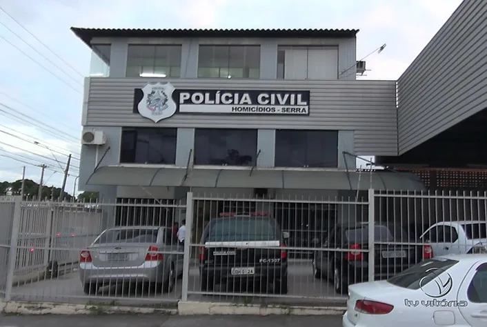 Suspeito de assassinato é preso ao aparecer em delegacia da Serra