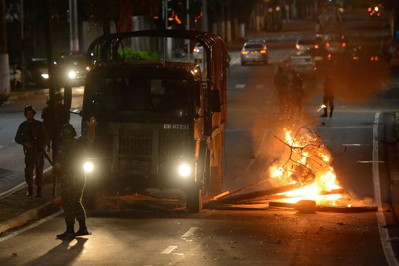 Vitória (ES) – Clima de tensão durante protesto de moradores em frente ao Comando Geral da Polícia Militar do Espírito Santo em Maruípe(Tânia Rêgo/Agência Brasil)